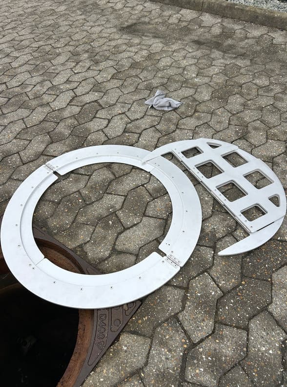Bezpečnostní mříž CareGrate středově otevíratelný model CENTER